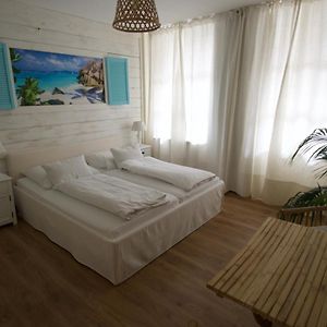 Zimmer mit Kingsize-Bett